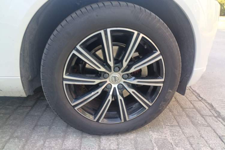 Used Volvo XC60 2020 T5 4x4 Smart Luxury Edition Right Front Wheel Hub