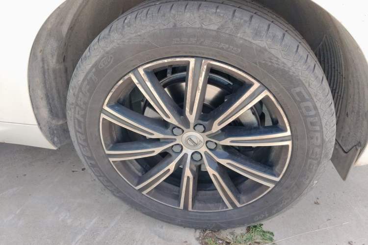 Used Volvo XC60 2020 T5 4x4 Smart Luxury Edition Right Front Wheel Hub