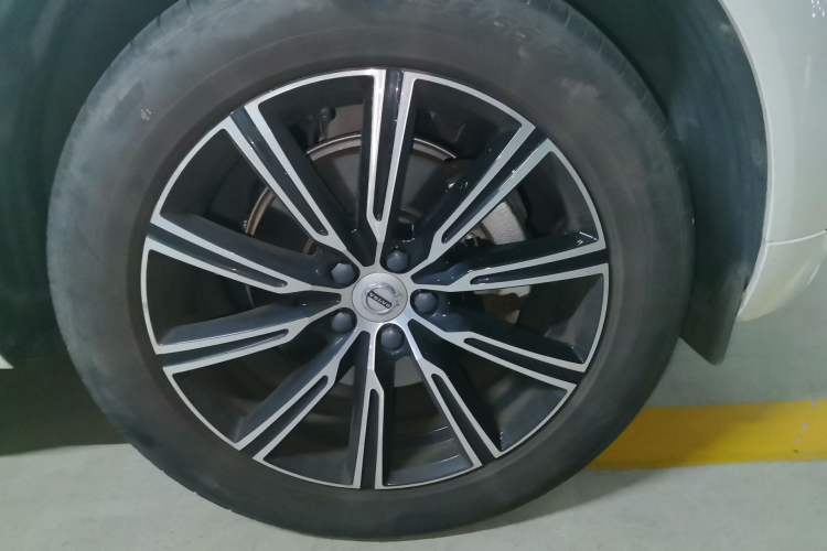 Used Volvo XC60 2020 T5 4x4 Smart Luxury Edition Right Front Wheel Hub