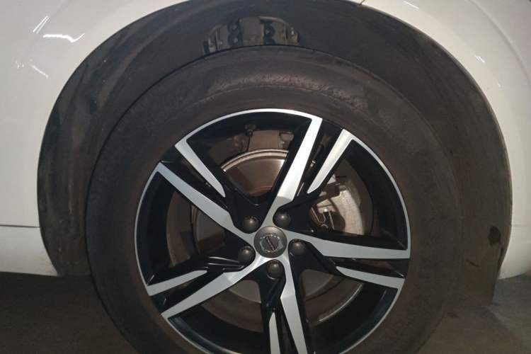 Used Volvo XC60 2020 T5 4x4 Smart & Dynamic Sport Edition Right Front Wheel Hub