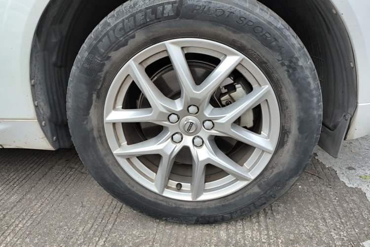 Used Volvo XC60 2020 T5 4x4 Zhiyi Luxury Edition Right Front Wheel Hub