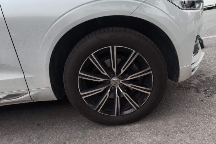 Used Volvo XC60 2020 T5 4x4 Smart Luxury Edition Right Front Wheel Hub