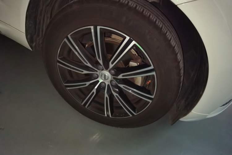 Used Volvo XC60 2020 T5 4x4 Smart Luxury Edition Right Front Wheel Hub
