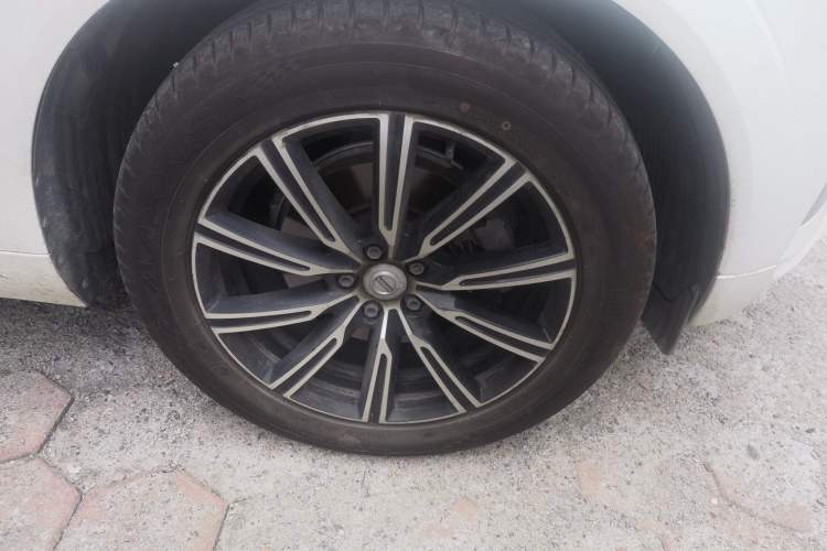 Used Volvo XC60 2020 T5 4x4 Smart Luxury Edition Right Front Wheel Hub