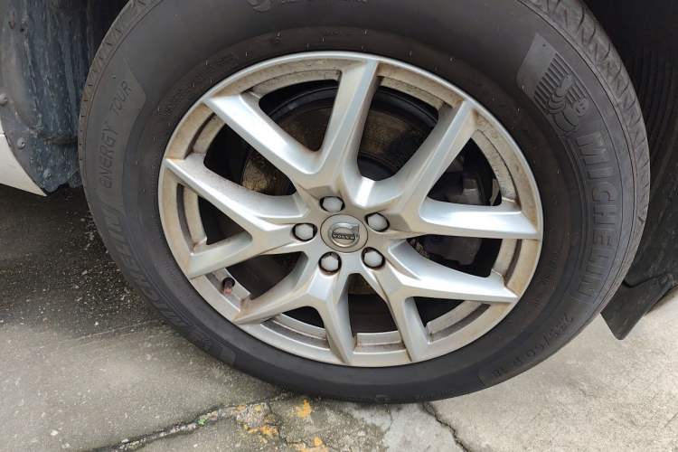 Used Volvo XC60 2020 T5 4x4 Zhiyi Luxury Edition Right Front Wheel Hub