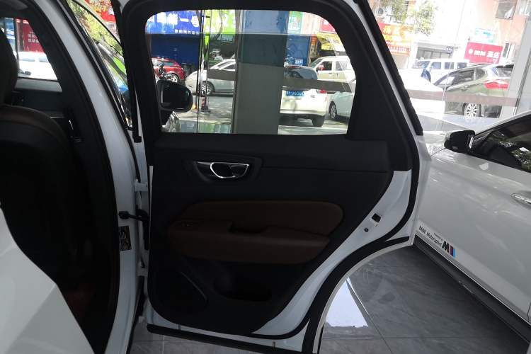 Used Volvo XC60 2020 T5 4x4 Smart Luxury Edition Right Rear Door Interior