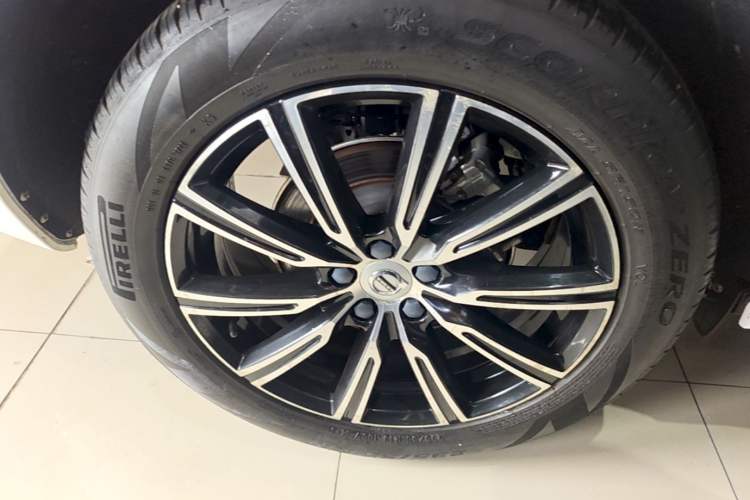 Used Volvo XC60 2020 T5 4x4 Smart Luxury Edition Right Rear Wheel Hub