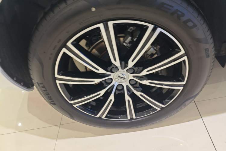 Used Volvo XC60 2020 T5 4x4 Smart Luxury Edition Right Rear Wheel Hub