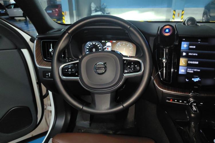 Used Volvo XC60 2020 T5 4x4 Smart Luxury Edition Steering Wheel