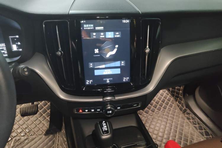 Used Volvo XC60 2020 T5 4x4 Zhiyi Luxury Edition Audio And AC Panel