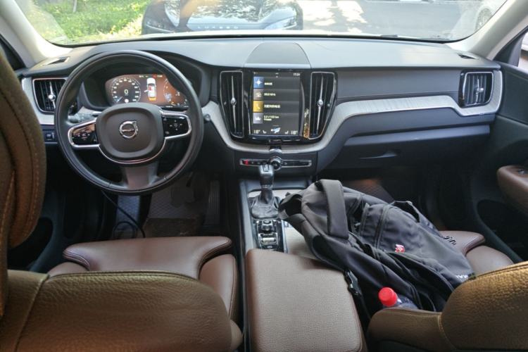 Used Volvo XC60 2020 T5 4x4 Smart Luxury Edition Center Console