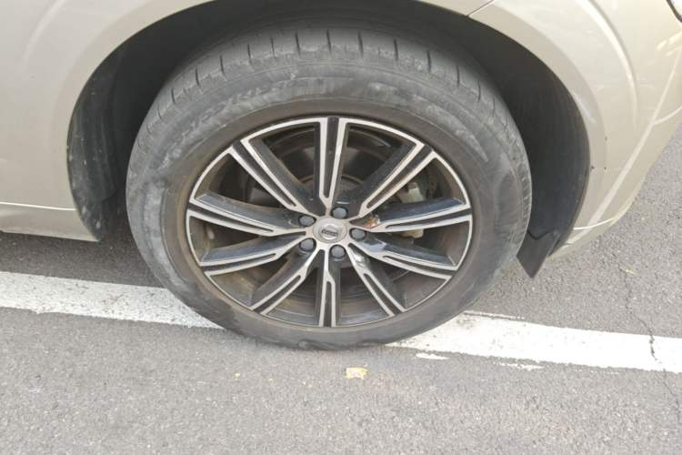 Used Volvo XC60 2020 T5 4x4 Smart Luxury Edition Right Front Wheel Hub