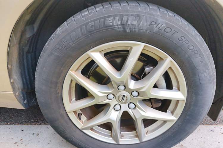 Used Volvo XC60 2020 T5 4x4 Zhiyi Luxury Edition Right Front Wheel Hub