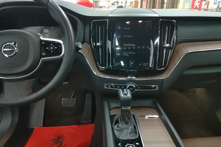 Used Volvo XC60 2021 T5 4x4 Smart Luxury Edition Audio And AC Panel