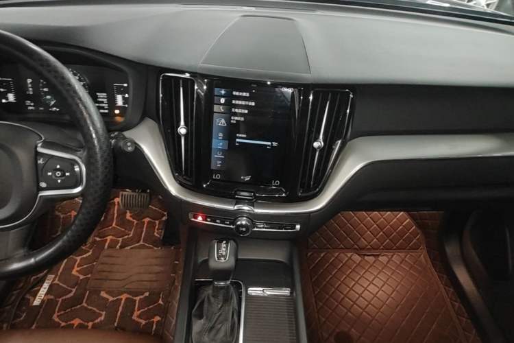 Used Volvo XC60 2021 T5 4x4 Smart Luxury Edition Audio And AC Panel
