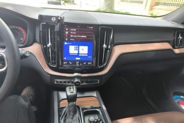 Used Volvo XC60 2021 T5 4x4 Smart Luxury Edition Audio And AC Panel