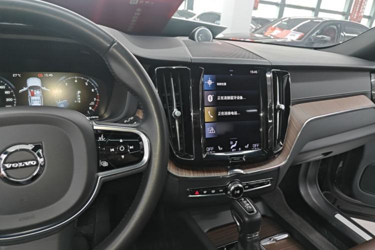 Used Volvo XC60 2021 T5 4x4 Smart Luxury Edition Center Console