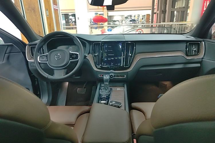 Used Volvo XC60 2021 T5 4x4 Smart Luxury Edition Center Console