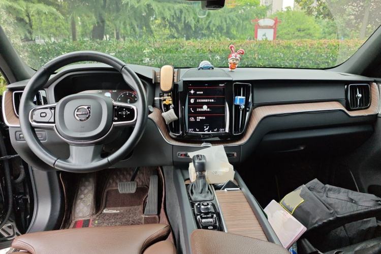 Used Volvo XC60 2021 T5 4x4 Smart Luxury Edition Center Console