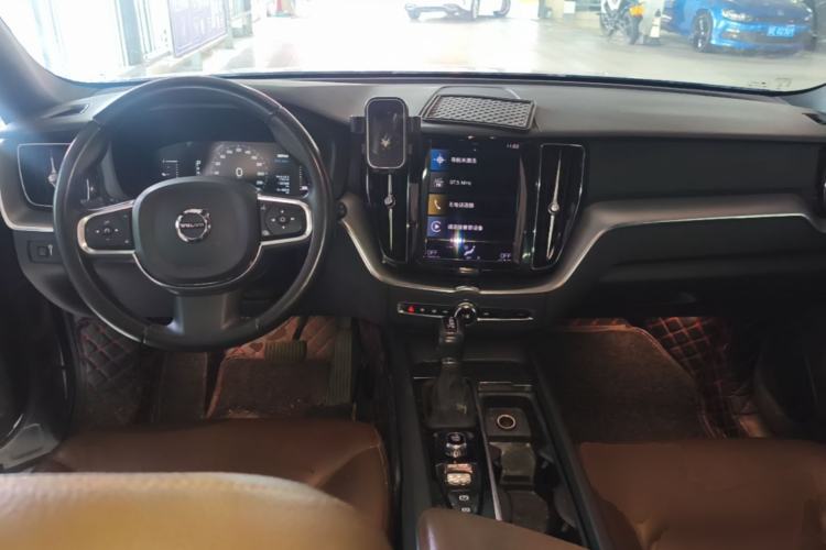 Used Volvo XC60 2021 T5 4x4 Smart Luxury Edition Center Console