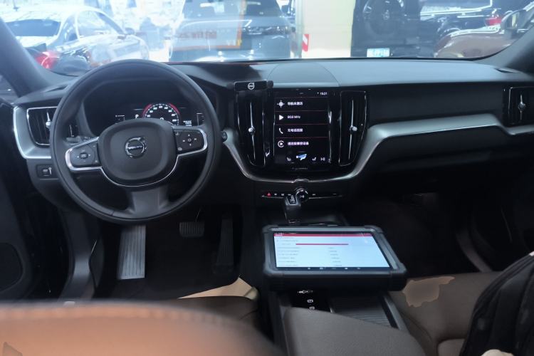 Used Volvo XC60 2021 T5 4x4 Smart Luxury Edition Center Console