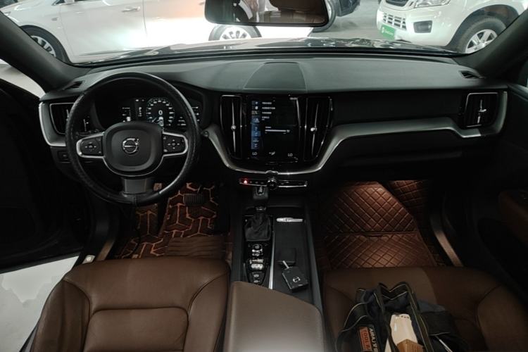 Used Volvo XC60 2021 T5 4x4 Smart Luxury Edition Center Console