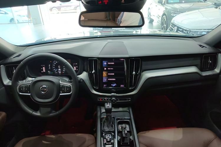 Used Volvo XC60 2021 T5 4x4 Smart Luxury Edition Center Console