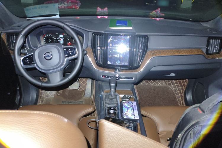 Used Volvo XC60 2021 T5 4x4 Smart Luxury Edition Center Console