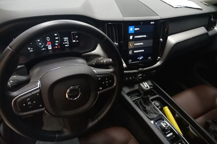 Used Volvo XC60 2021 T5 4x4 Smart Luxury Edition Center Console