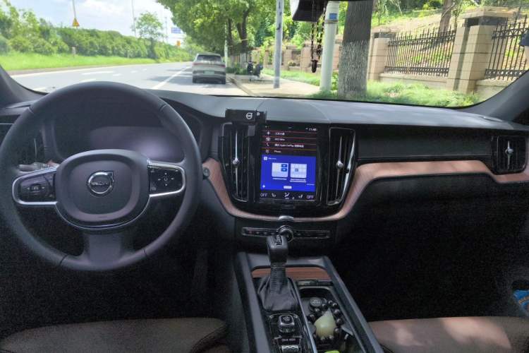 Used Volvo XC60 2021 T5 4x4 Smart Luxury Edition Center Console