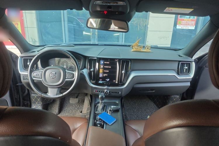 Used Volvo XC60 2021 T5 4x4 Smart Luxury Edition Center Console