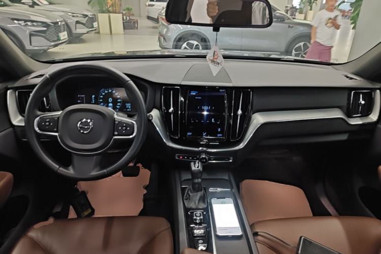 Used Volvo XC60 2021 T5 4x4 Smart Luxury Edition Center Console