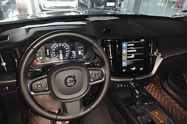 Used Volvo XC60 2021 T5 4x4 Smart Luxury Edition Center Console