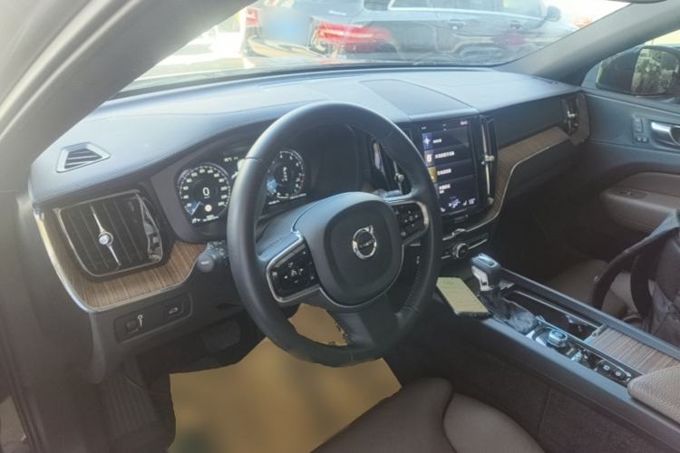 Used Volvo XC60 2021 T5 4x4 Smart Luxury Edition Center Console
