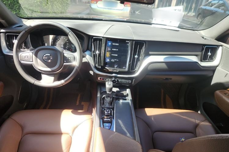 Used Volvo XC60 2021 T5 4x4 Smart Luxury Edition Center Console