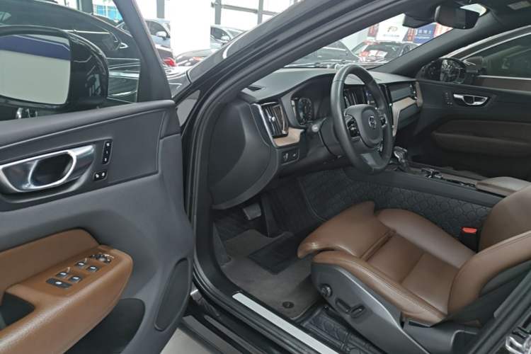 Used Volvo XC60 2021 T5 4x4 Smart Luxury Edition Driver Seat