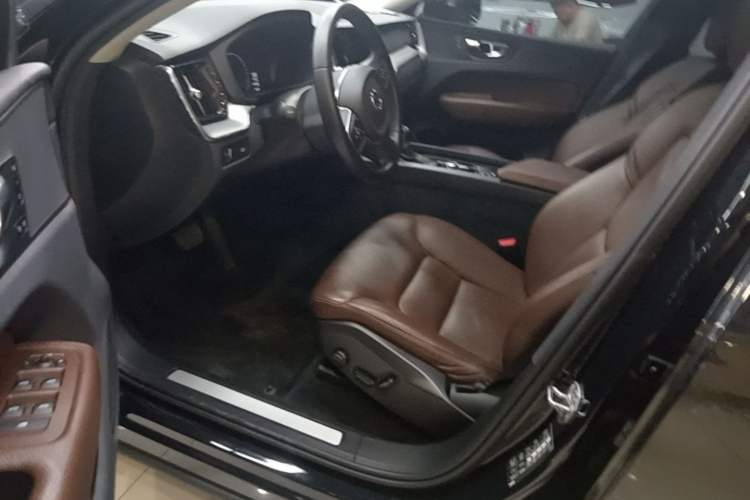 Used Volvo XC60 2021 T5 4x4 Smart Luxury Edition Driver Seat