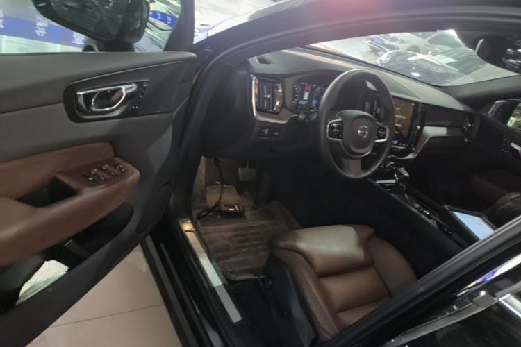 Used Volvo XC60 2021 T5 4x4 Smart Luxury Edition Driver Seat