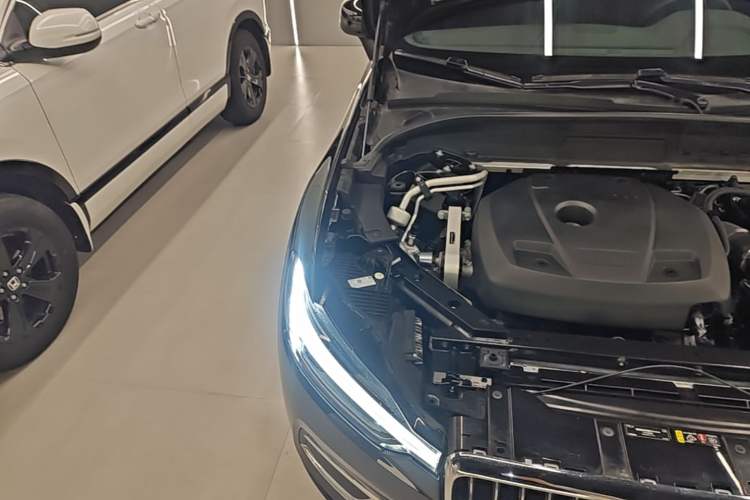 Used Volvo XC60 2021 T5 4x4 Smart Luxury Edition Engine Bay Right
