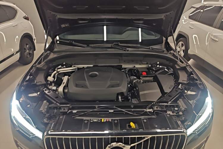 Used Volvo XC60 2021 T5 4x4 Smart Luxury Edition Engine Bay