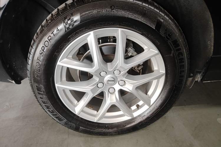 Used Volvo XC60 2021 T5 4x4 Smart Luxury Edition Exterior 2