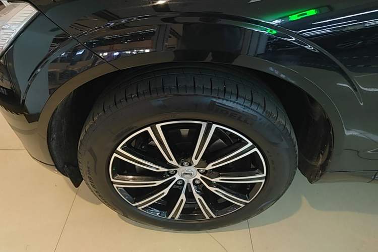 Used Volvo XC60 2021 T5 4x4 Smart Luxury Edition Exterior 4