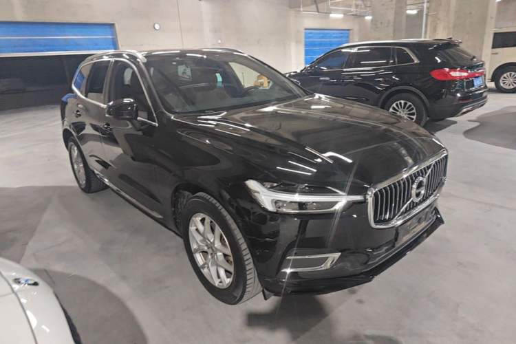 Used Volvo XC60 2021 T5 4x4 Smart Luxury Edition Front Right 45 Deg