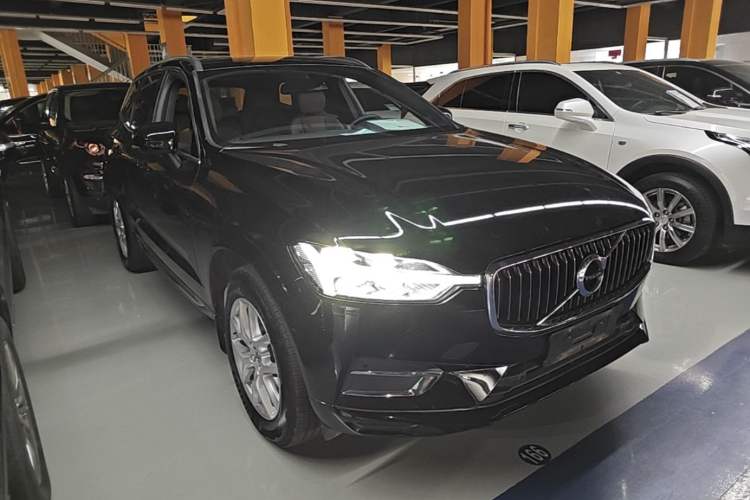 Used Volvo XC60 2021 T5 4x4 Smart Luxury Edition Front Right 45 Deg