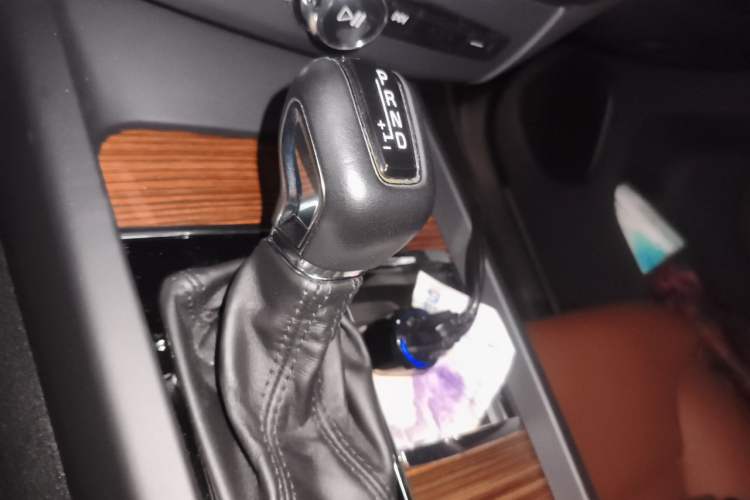 Used Volvo XC60 2021 T5 4x4 Smart Luxury Edition Gear Lever