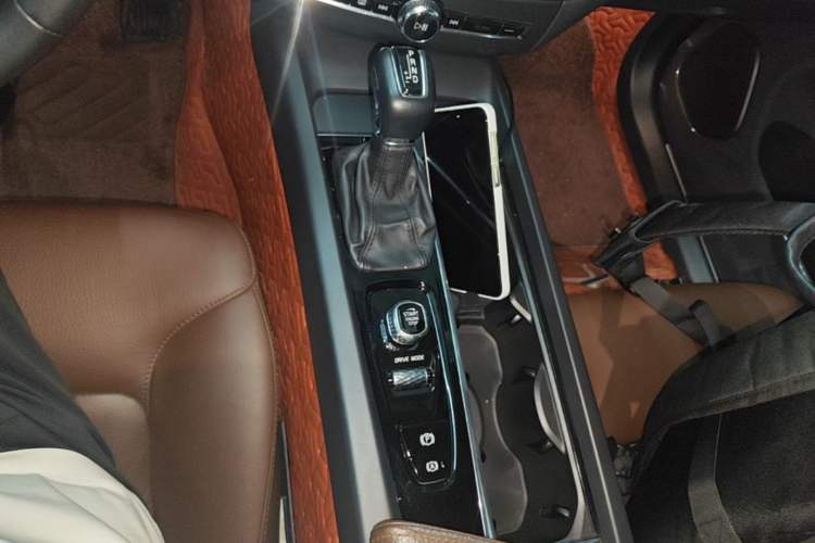 Used Volvo XC60 2021 T5 4x4 Smart Luxury Edition Gear Lever