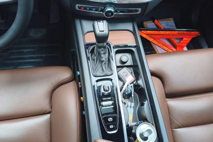 Used Volvo XC60 2021 T5 4x4 Smart Luxury Edition Gear Lever
