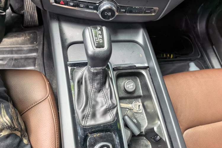 Used Volvo XC60 2021 T5 4x4 Smart Luxury Edition Gear Lever