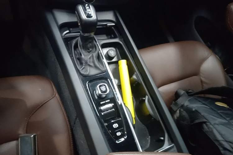 Used Volvo XC60 2021 T5 4x4 Smart Luxury Edition Gear Lever