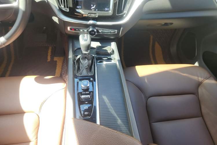 Used Volvo XC60 2021 T5 4x4 Smart Luxury Edition Gear Lever